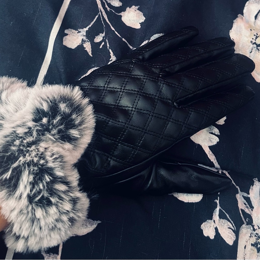 Black Quilted Gloves with Faux Fur Trim - Picture 5 of 6